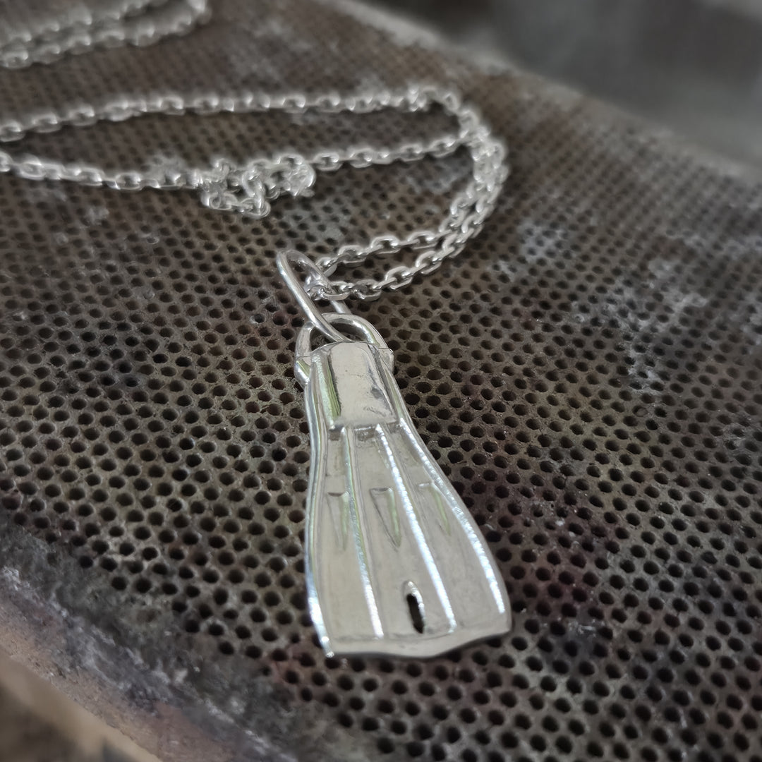 Colgante aleta buzo submarino
