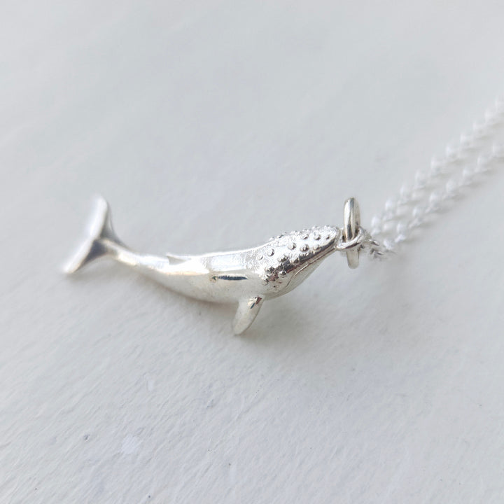 Colgante de plata en forma de ballena