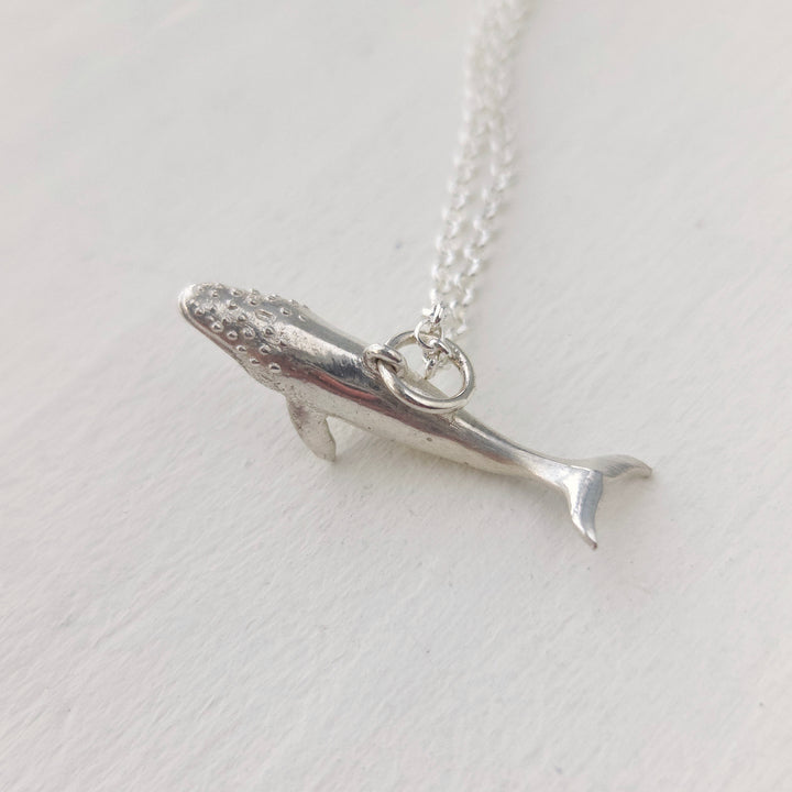 Colgante de plata en forma de ballena