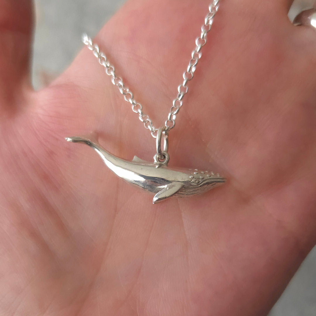 Colgante de plata en forma de ballena