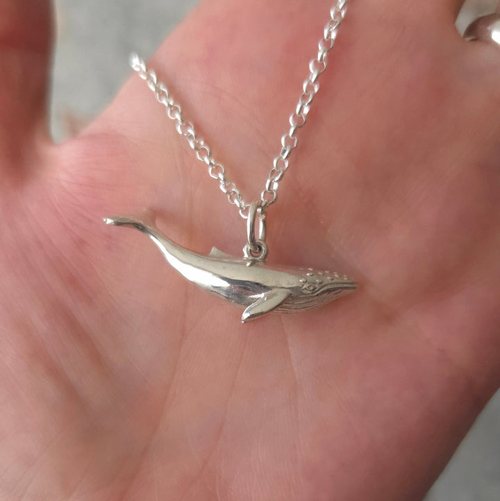 Colgante de plata en forma de ballena