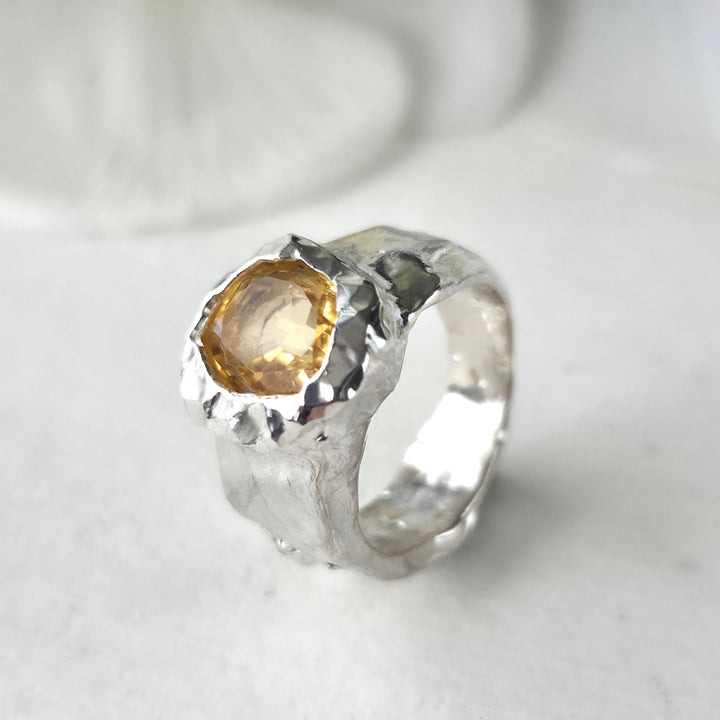 Anillo estilo rústico con citrino natural
