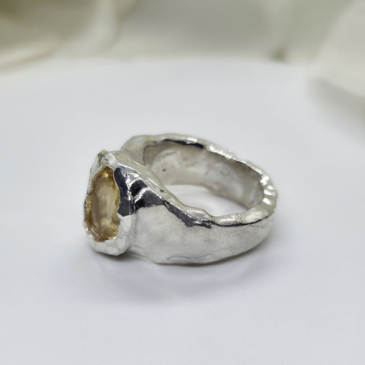 Anillo estilo rústico con citrino natural