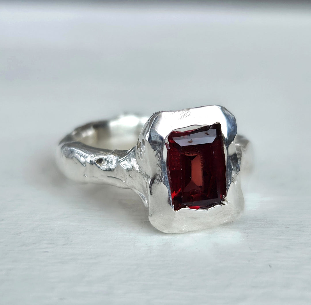 Talla 12: Anillo estilo rústico con granate