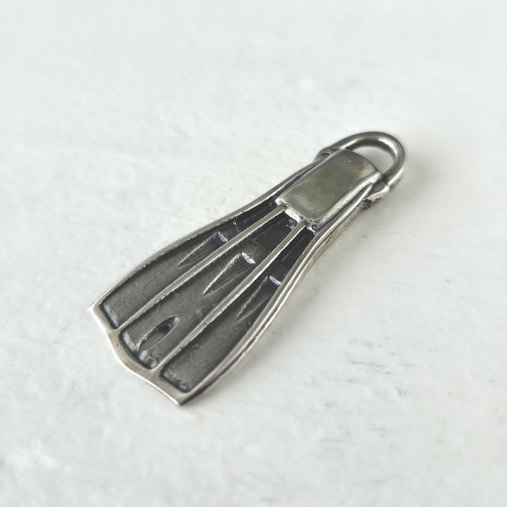 Colgante aleta buzo submarino