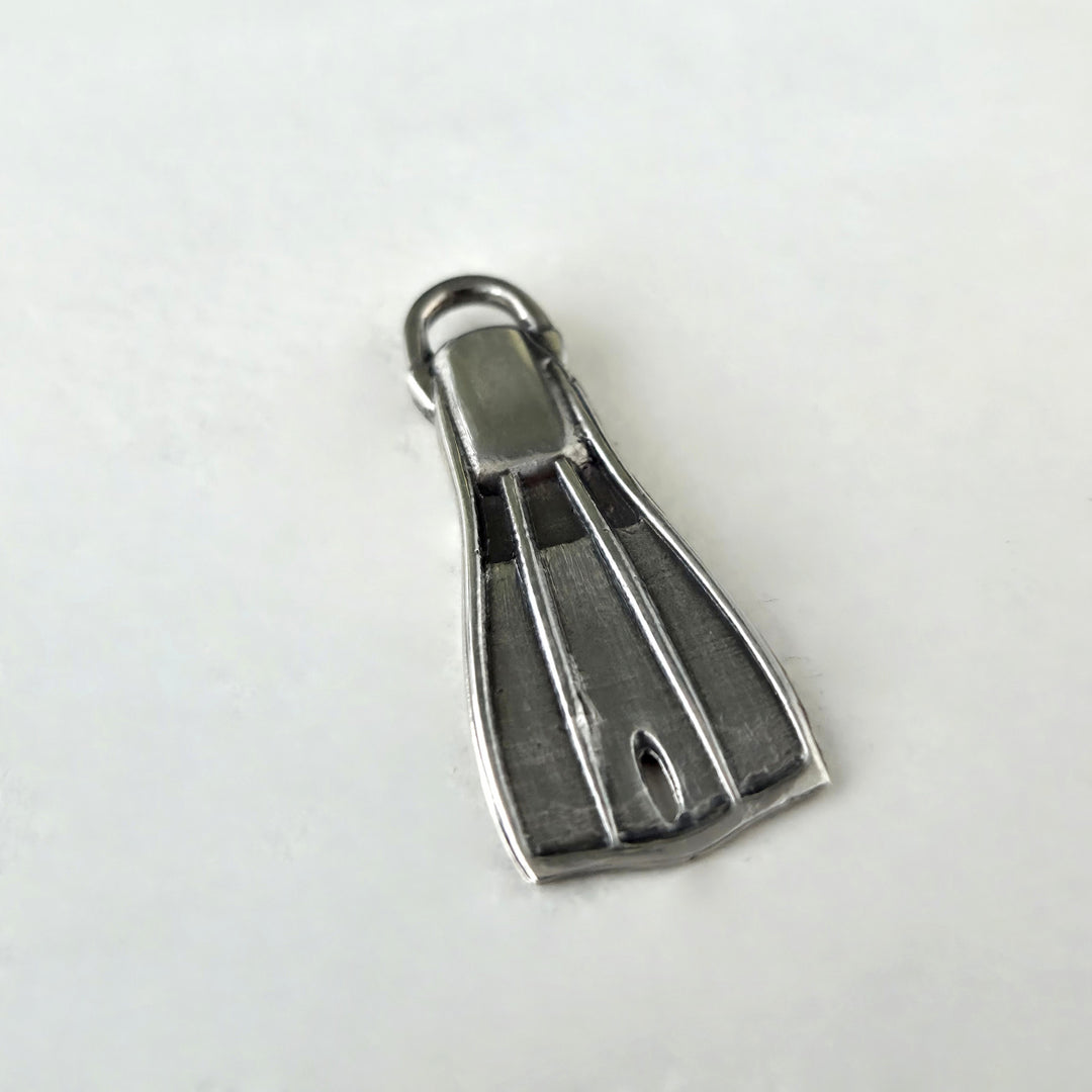 Colgante aleta buzo submarino