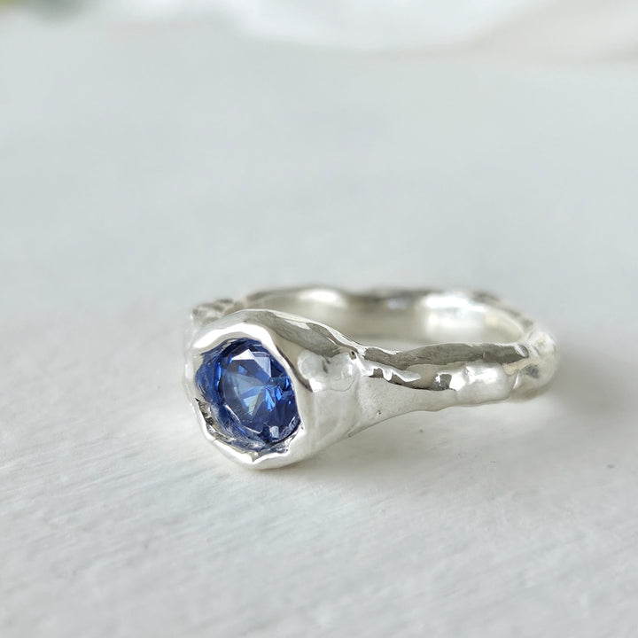 Anillo estilo rústico con zafiro de laboratorio