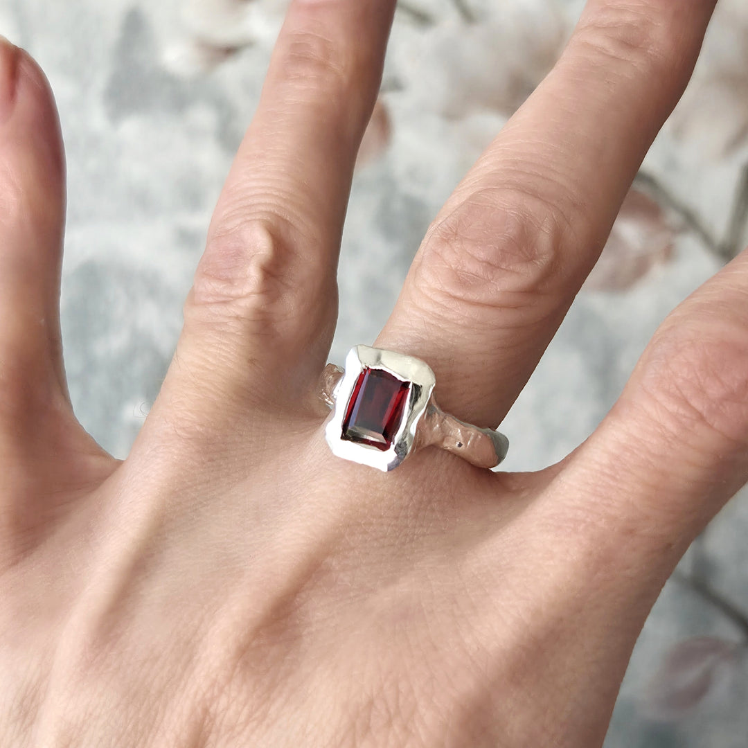 Anillo estilo rústico con granate