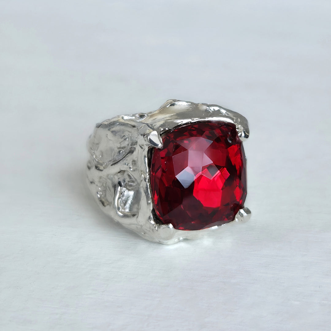 Talla 17: Anillo de plata texturado con cristal austriaco auténtico rojo
