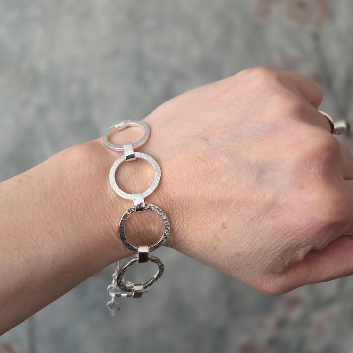 Pulsera de argollas estilo rústico