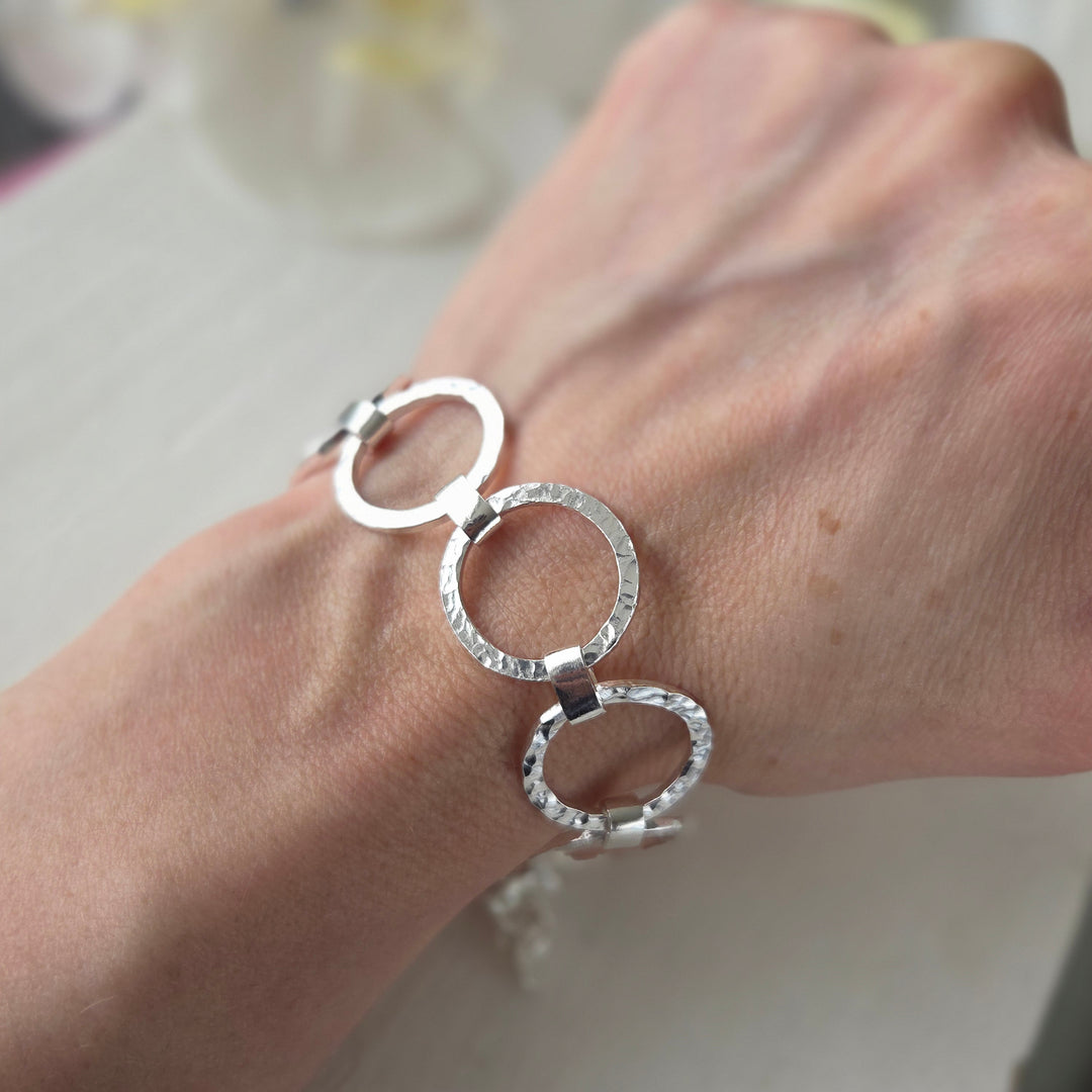 Pulsera de argollas estilo rústico