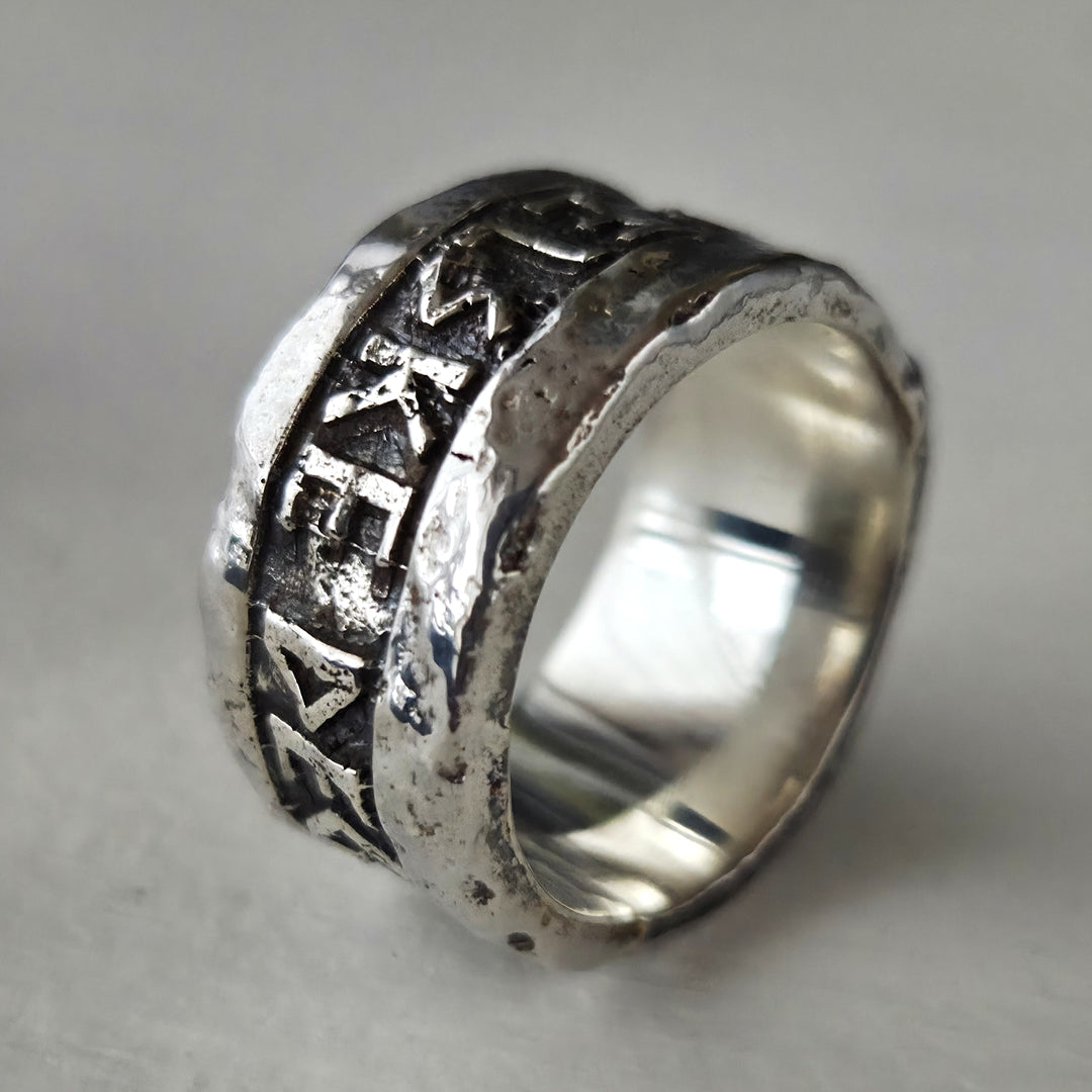 Anillo de plata tipo argolla con grabado personalizable para hombre