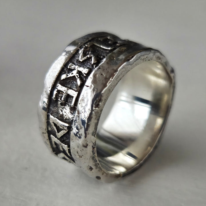 Anillo de plata tipo argolla con grabado personalizable para hombre