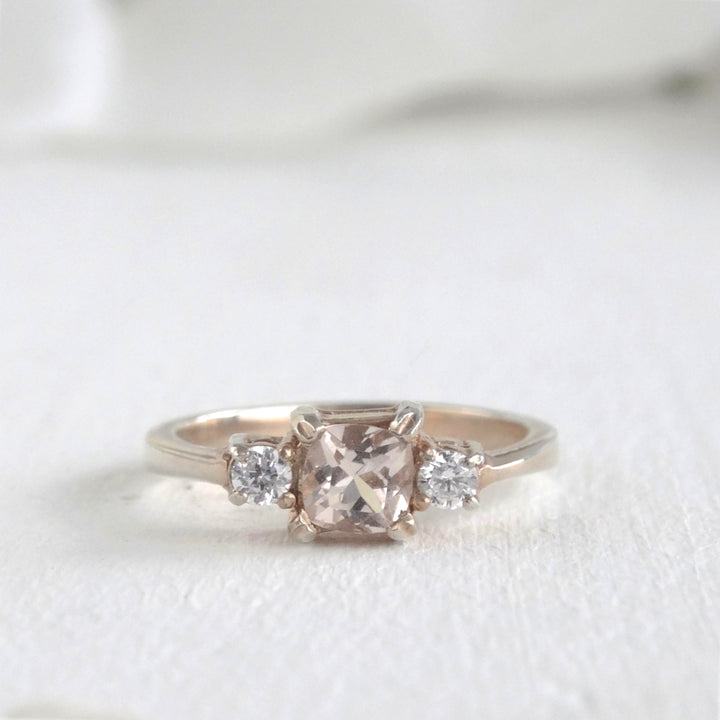Anillo tres piedras con morganita y diamantes - 4.5g
