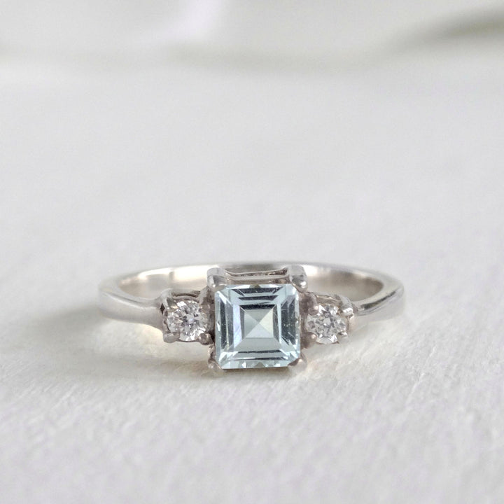 Anillo tres piedras con aguamarina natural y moissanitas - 4.5g