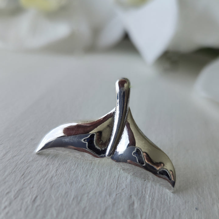 Colgante de plata en forma cola de ballena
