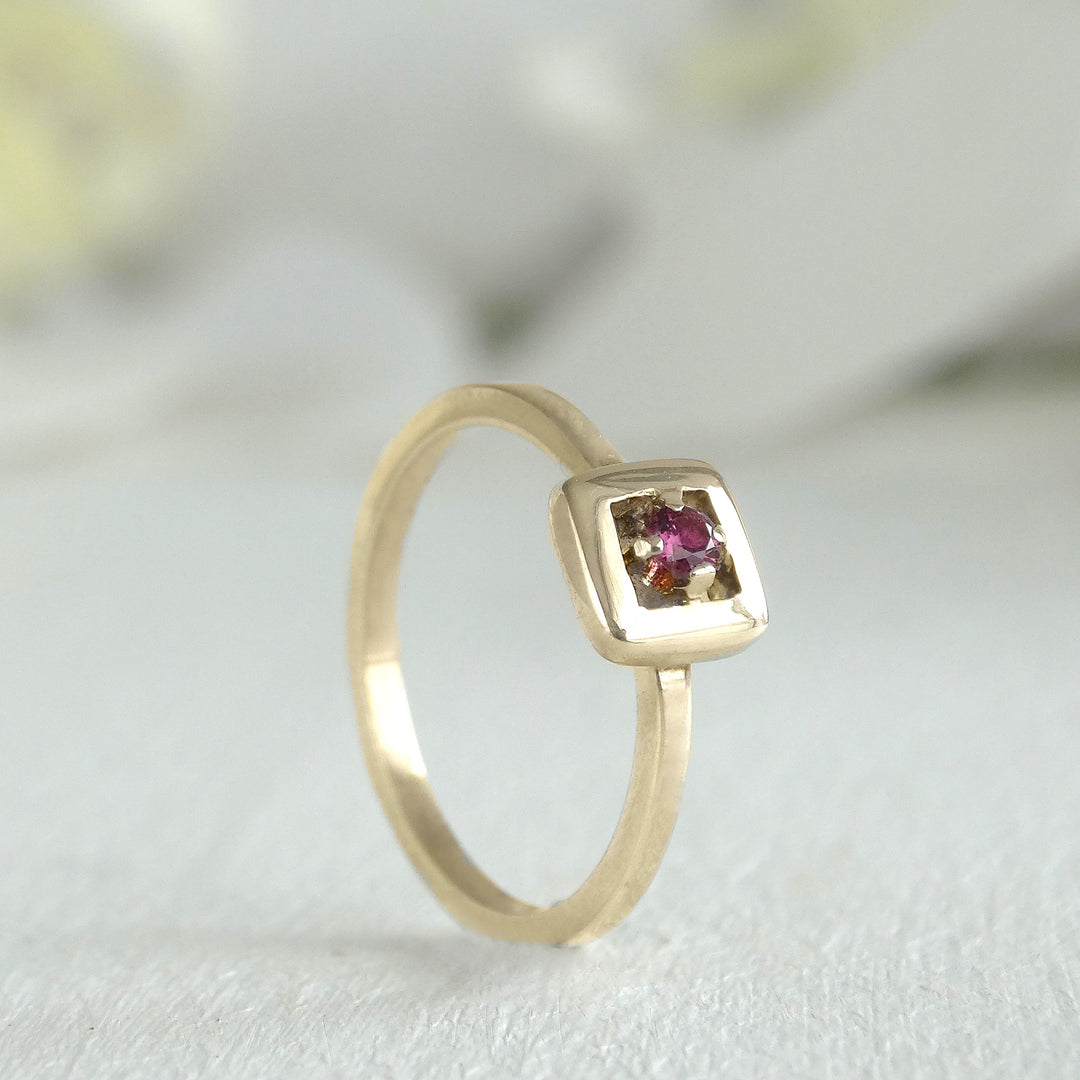 Anillo minimalista con piedra preciosa