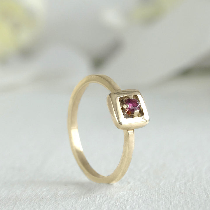 Anillo minimalista con piedra preciosa