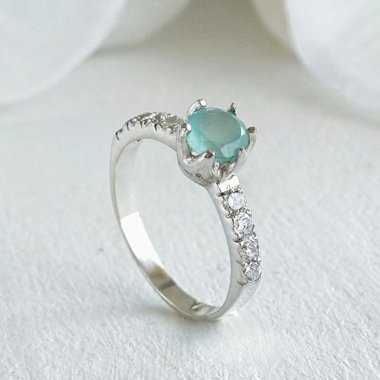 Talla 19 - Anillo solitario con calcedonia azul y medio cintillo de circones