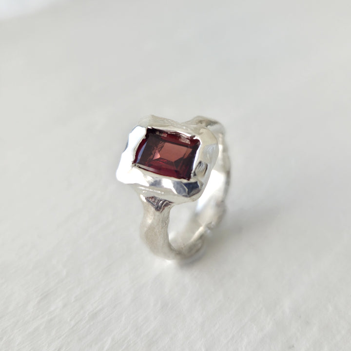 Anillo estilo rústico con granate