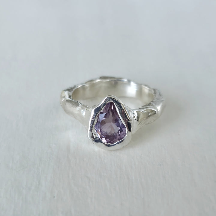 Anillo estilo rústico con amatista rosa