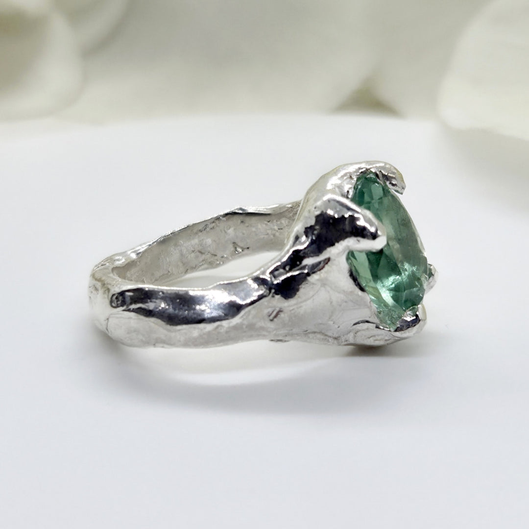 Talla 21: Anillo estilo rústico con fluorita