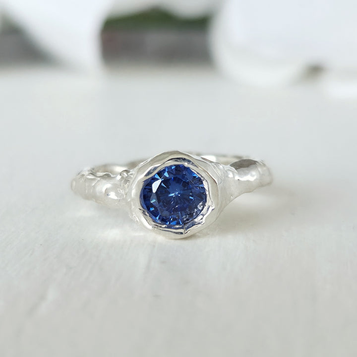 Anillo estilo rústico con zafiro de laboratorio