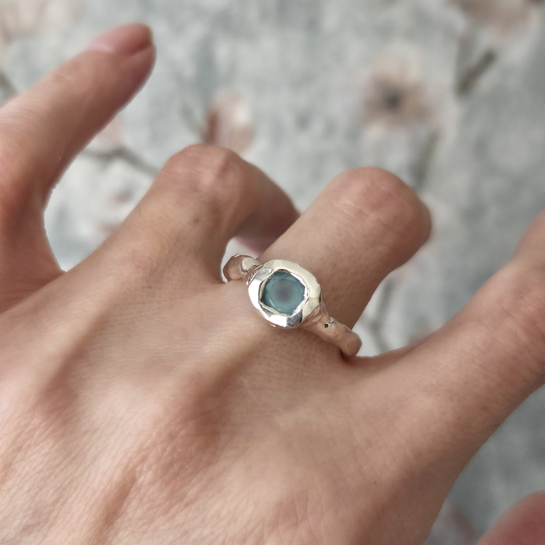 Anillo estilo rústico con calcedonia azul