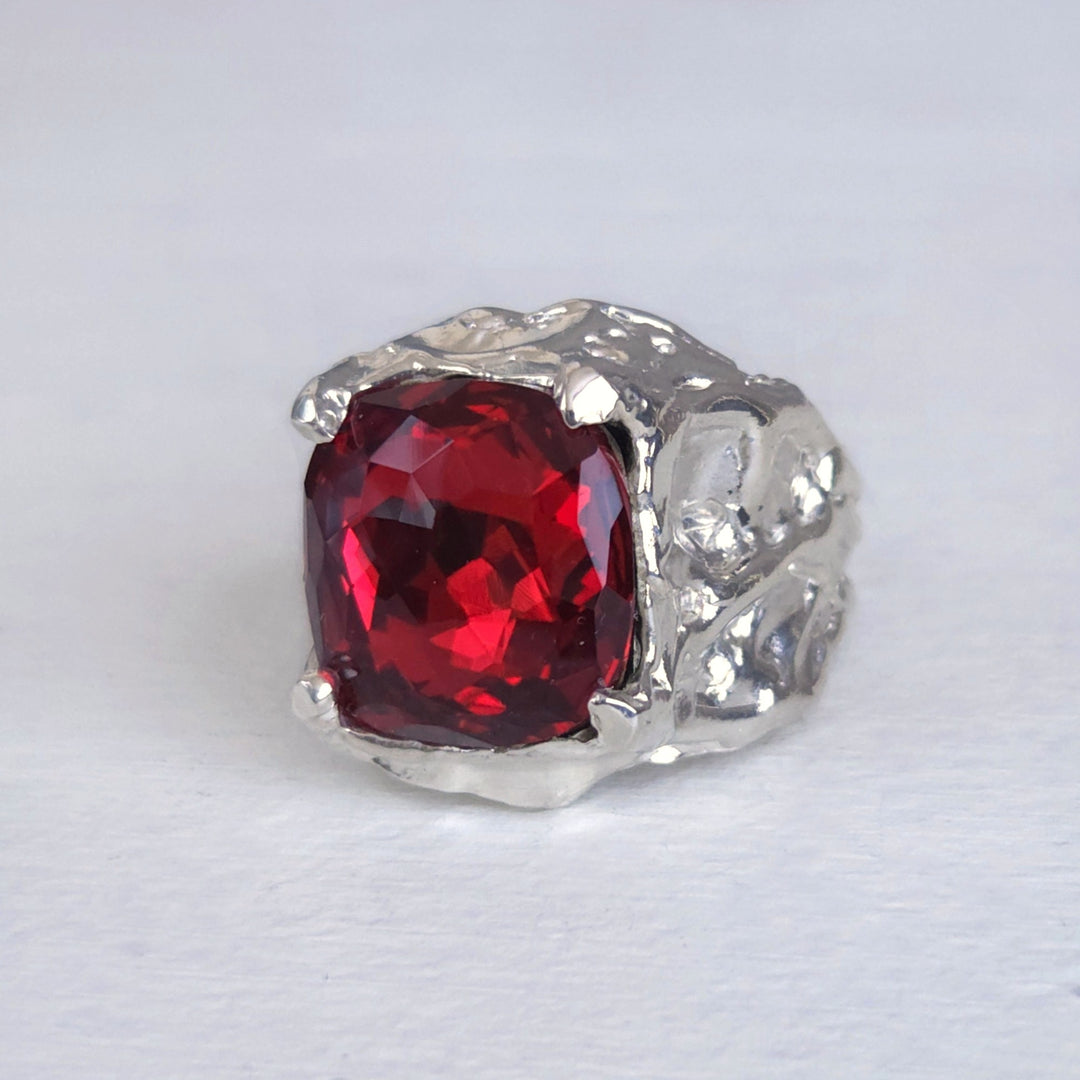 Talla 17: Anillo de plata texturado con cristal austriaco auténtico rojo