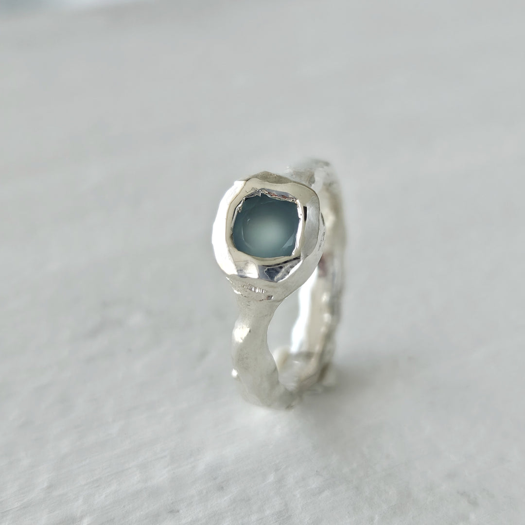 Anillo estilo rústico con calcedonia azul