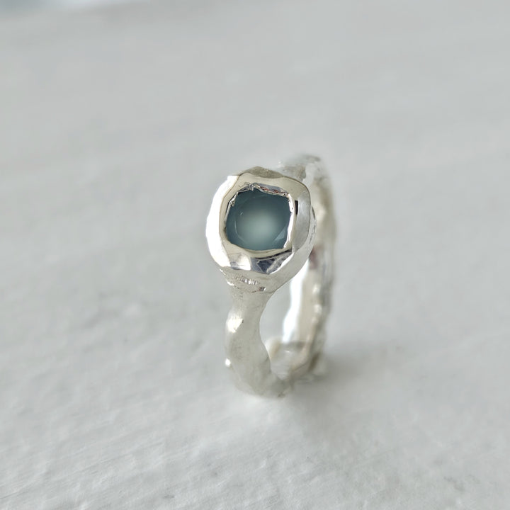 Anillo estilo rústico con calcedonia azul