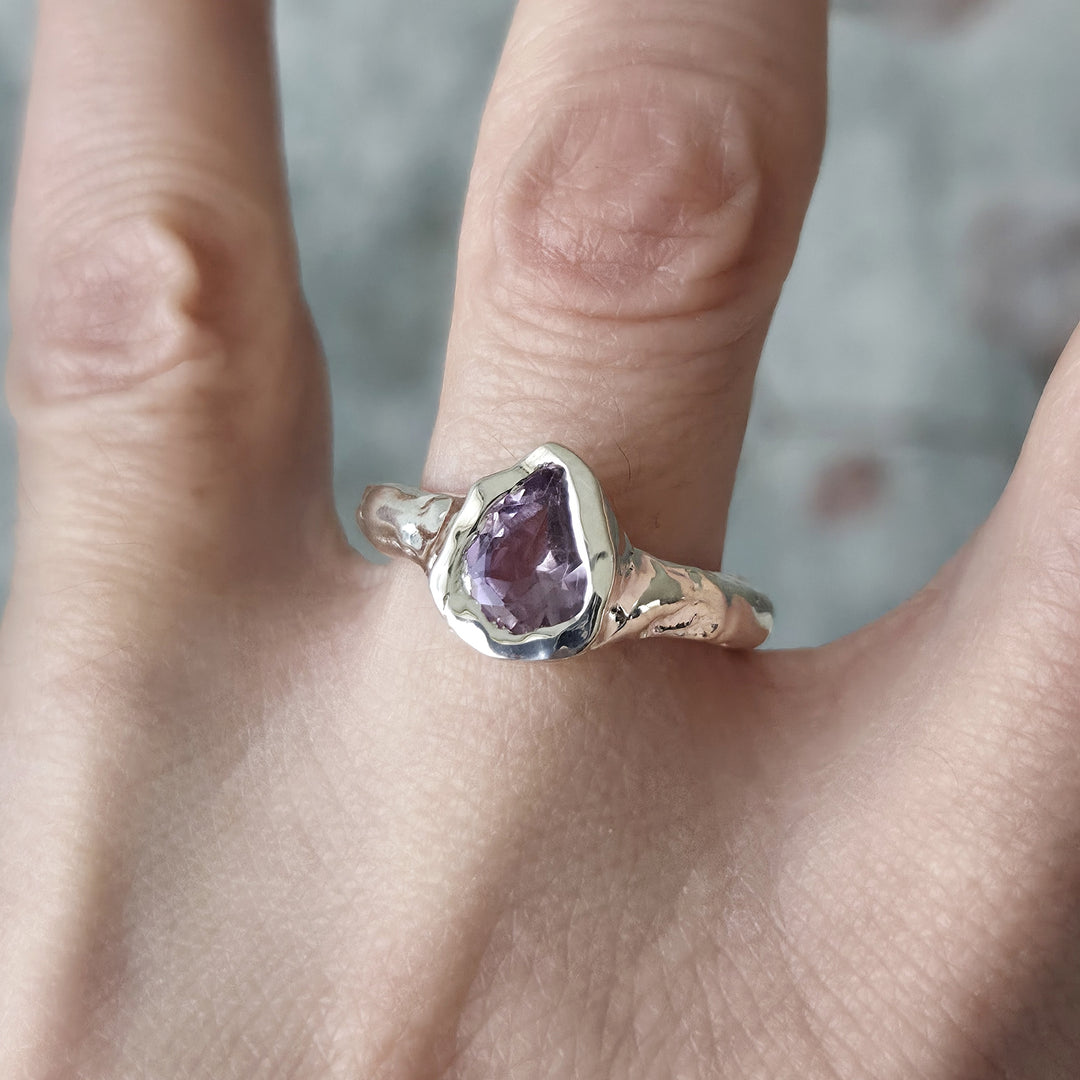 Anillo estilo rústico con amatista rosa