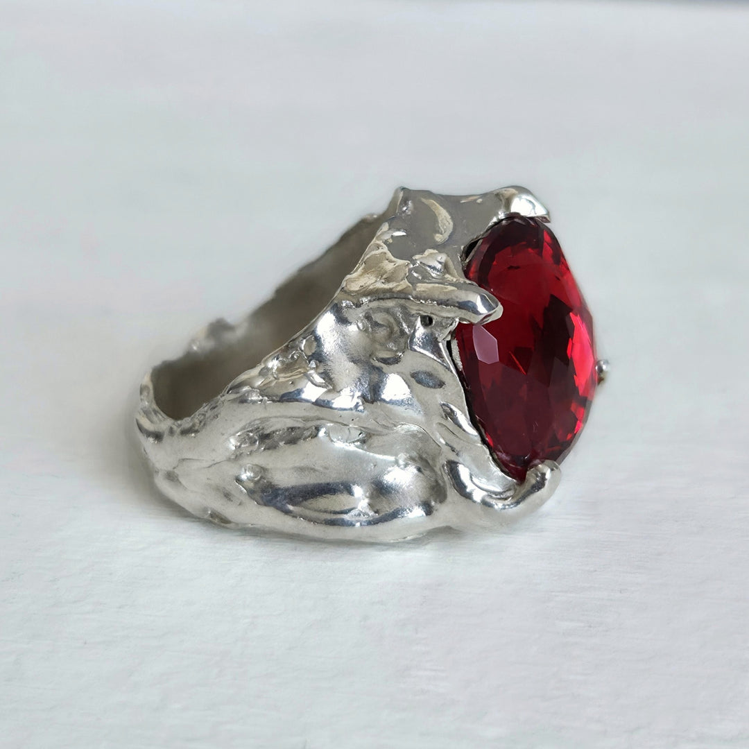 Talla 17: Anillo de plata texturado con cristal austriaco auténtico rojo