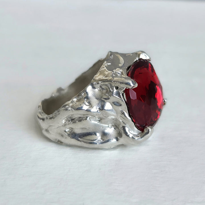 Talla 17: Anillo de plata texturado con cristal austriaco auténtico rojo