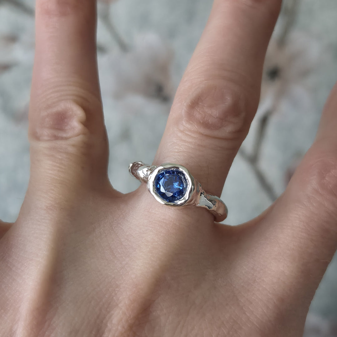 Anillo estilo rústico con zafiro de laboratorio