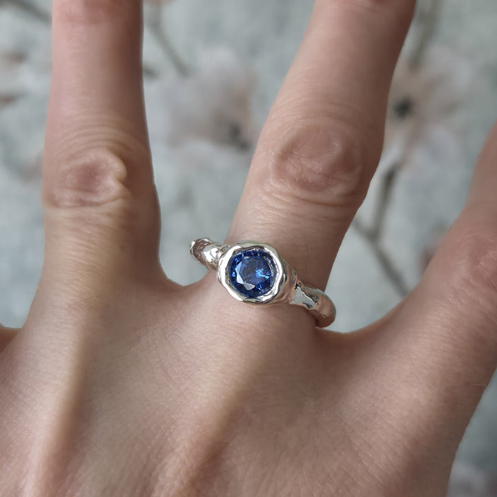 Anillo estilo rústico con zafiro de laboratorio