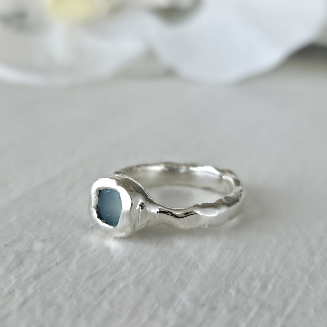 Anillo estilo rústico con calcedonia azul