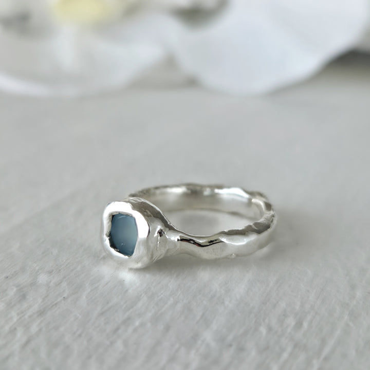 Anillo estilo rústico con calcedonia azul