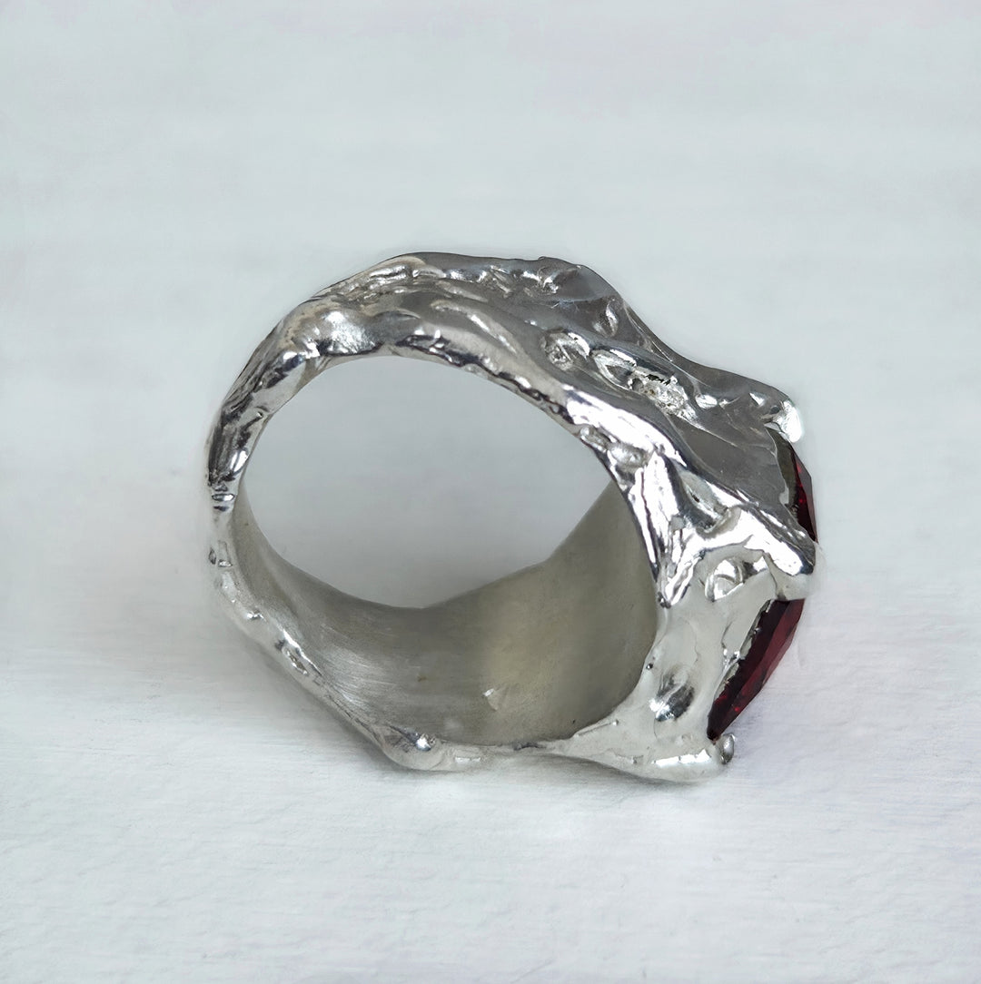 Talla 17: Anillo de plata texturado con cristal austriaco auténtico rojo