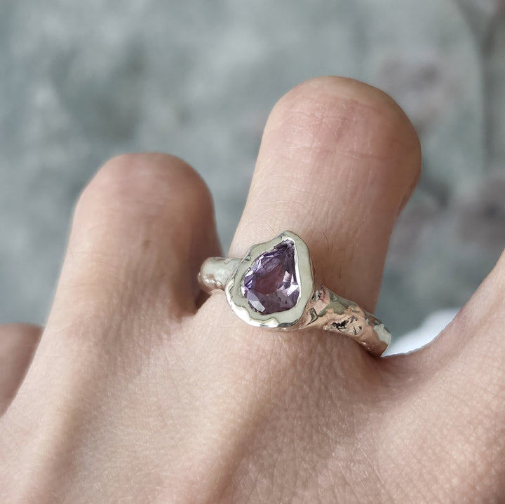 Anillo estilo rústico con amatista rosa