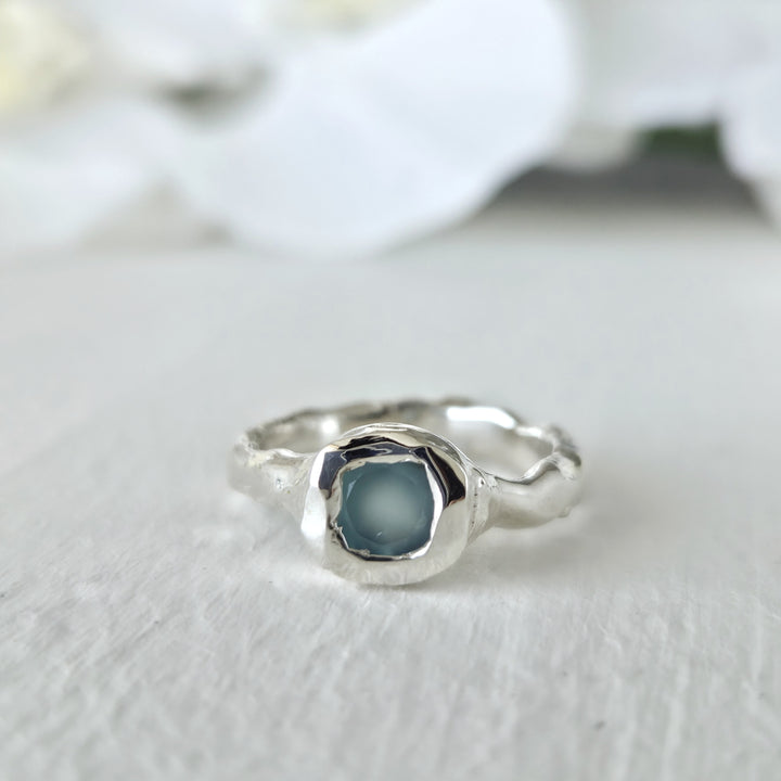 Anillo estilo rústico con calcedonia azul