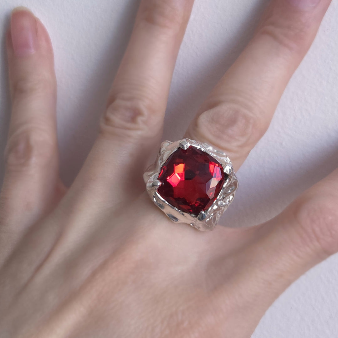 Talla 17: Anillo de plata texturado con cristal austriaco auténtico rojo