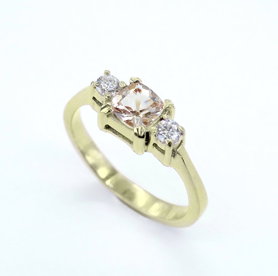 Anillo tres piedras con morganita y diamantes - 4.5g
