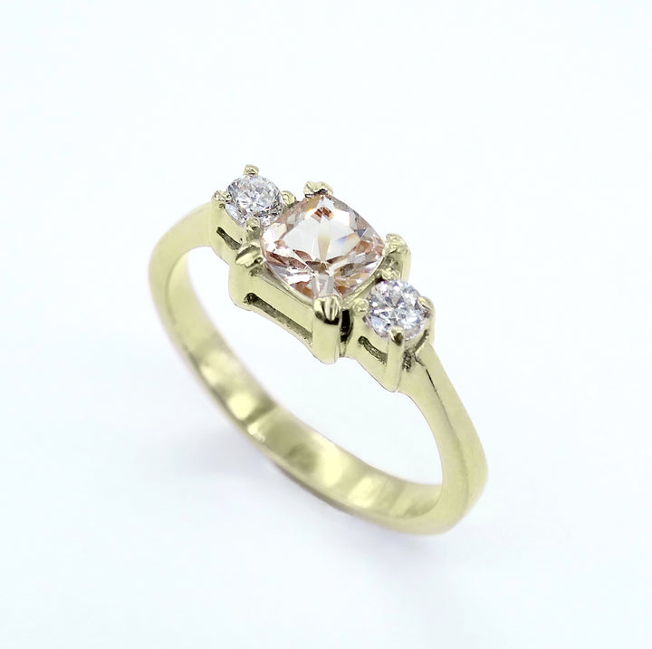 Anillo tres piedras con morganita y diamantes - 4.5g