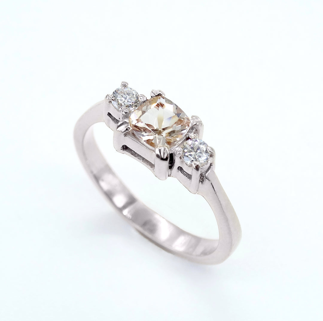 Anillo tres piedras con morganita y diamantes - 4.5g