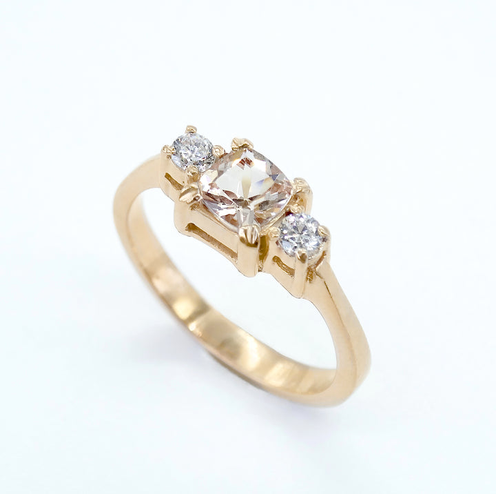 Anillo tres piedras con morganita y diamantes - 4.5g