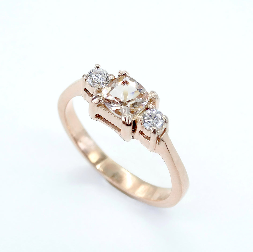 Anillo tres piedras con morganita y diamantes - 4.5g