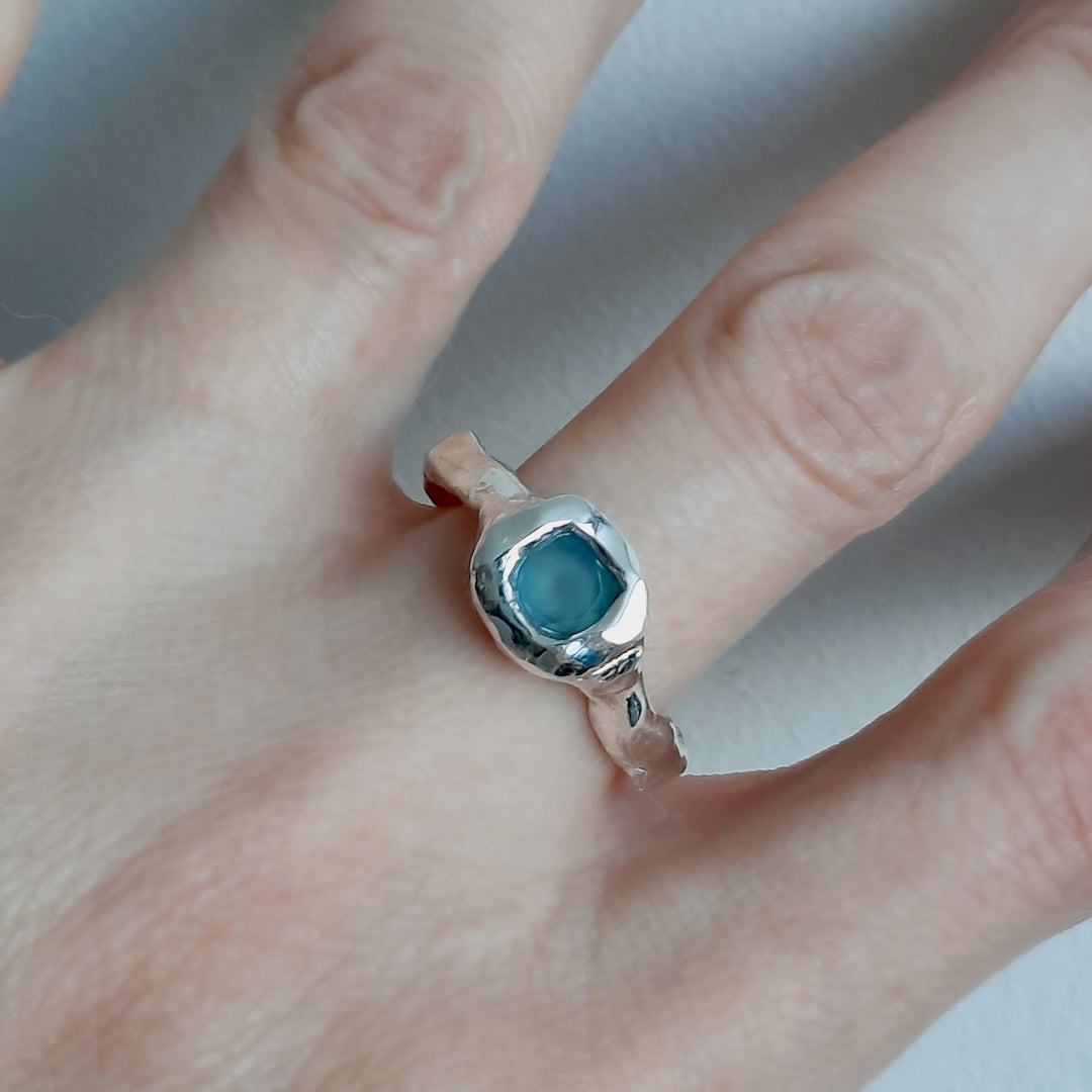 Talla 16: Anillo estilo rústico con calcedonia azul