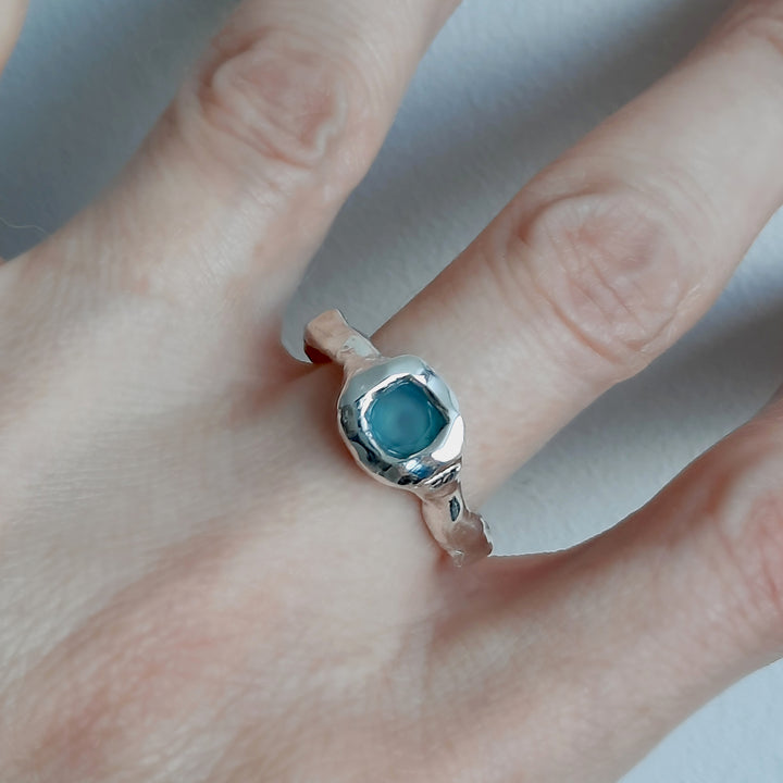 Talla 16: Anillo estilo rústico con calcedonia azul