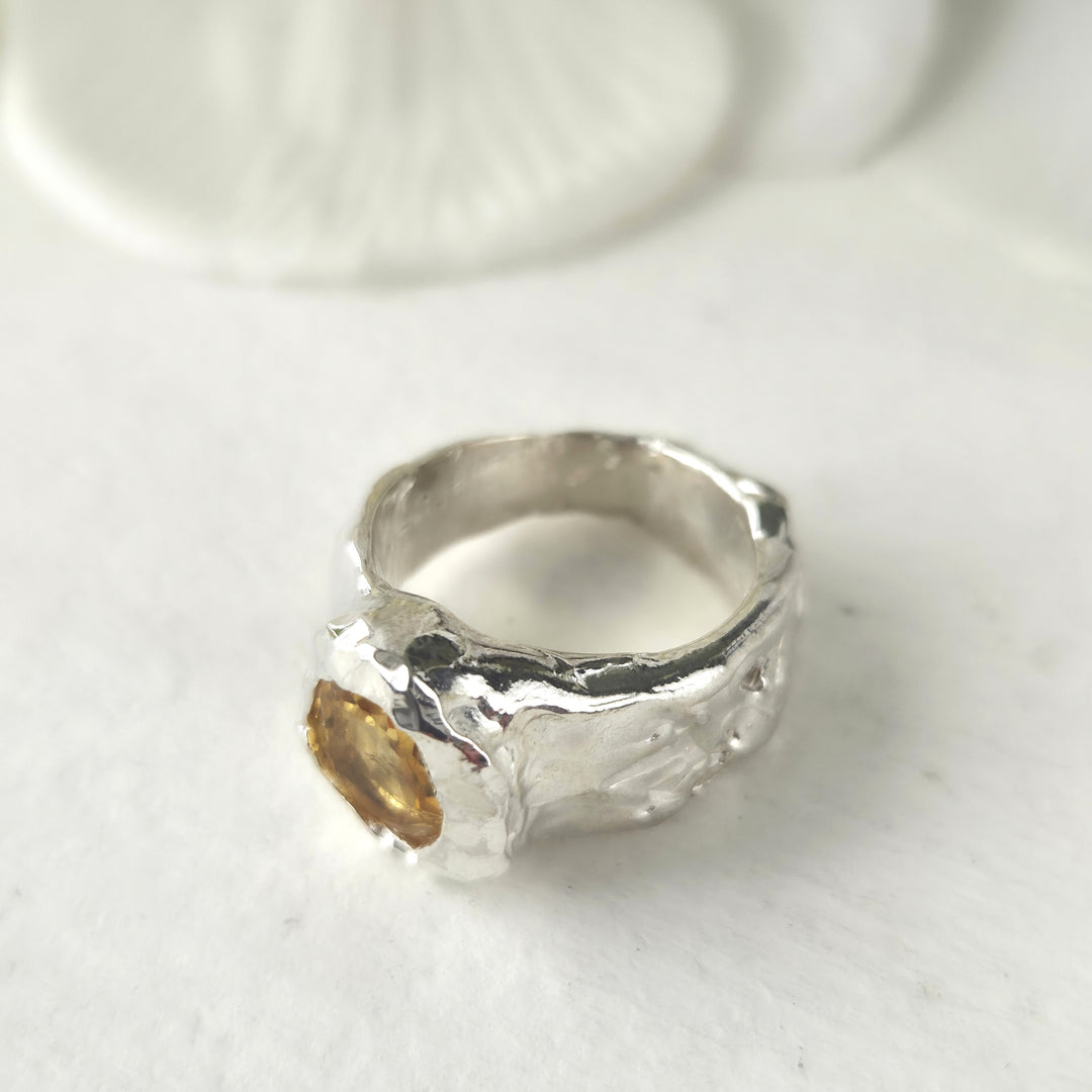 Anillo estilo rústico con citrino natural